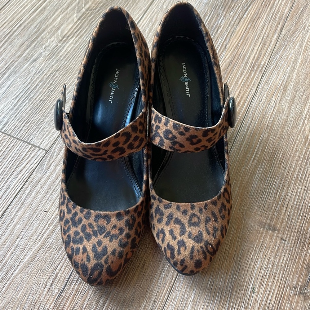 Jacqueline Smith, size 7 wide leopard print heeled shoe